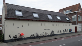 828670 Gezicht op de zijgevel van het pand Adelaarstraat 3 te Utrecht, met de muurschildering 'Parijs is nog ver', ...